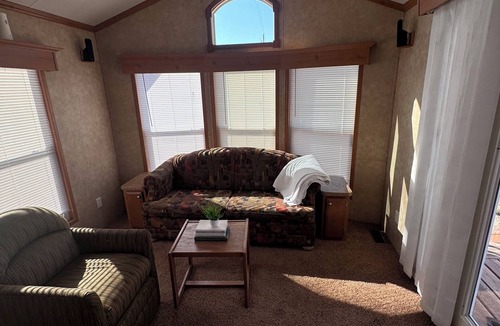 Watford City Cabin | Charming park model cabin with access to beautiful Lake Sakakawea