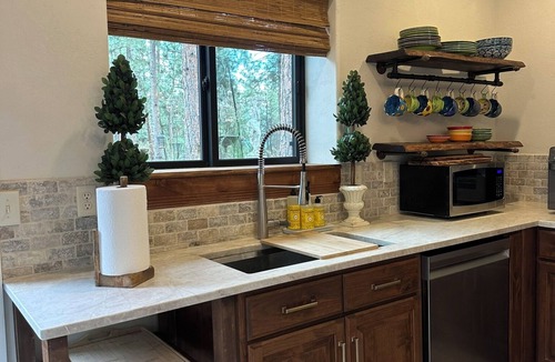 Stevensville Cottage | Charming private 1bdrm New pet friendly Cottage nestled in Stevensville/5 acres