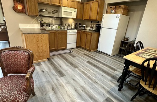 Lake Morton-Berrydale Cabin | Charming Private Cabin Mini Farm Pets Welcomed Walk to The Lake, Trails & Town