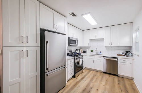 Kempwood House | Charming private home sleeps 6 in Spring Branch with a large fenced yard, fast WiFi, smart TVs, and ample parking—easy access to the Heights & Downtown. Includes a primary king ensuite for added privacy.