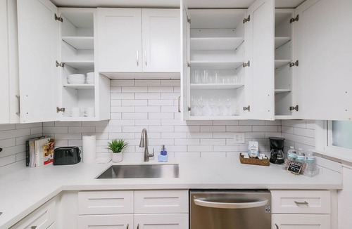 Kempwood House | Charming private home sleeps 6 in Spring Branch with a large fenced yard, fast WiFi, smart TVs, and ample parking—easy access to the Heights & Downtown. Includes a primary king ensuite for added privacy.