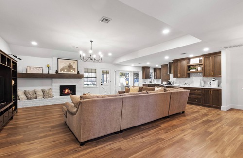 South Tulsa House | Charming & Renovated in S Tulsa Staycation or Long-Term Stays-Backs to Trails