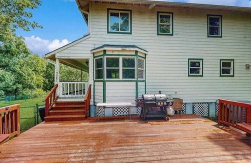 Marshall House | Charming Riverfront House with Full Kitchen, Wifi, and Central AC | Dog-Friendly