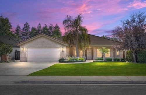 Greenacres House | Charming spacious 4 Bed house with WiFi and AC large backyard and pool.