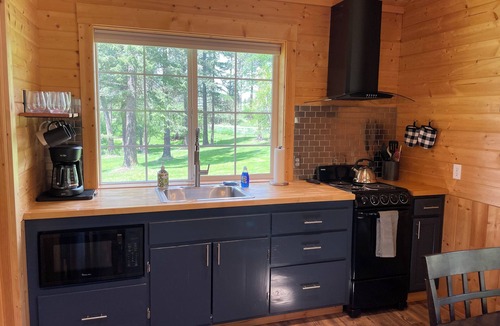 Bigfork Apartment | Charming studio guesthouse in delightful Bigfork with AC, WiFi