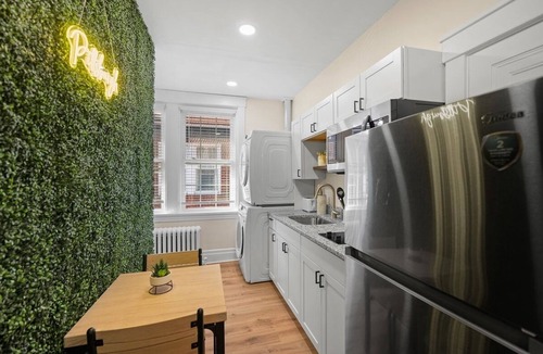 Pittsburgh Apartment | Charming Studio w/Sun Room sleeps 4