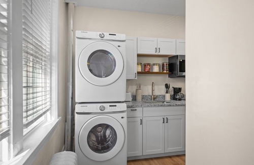Pittsburgh Apartment | Charming Studio w/Sun Room sleeps 4