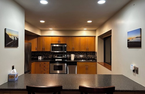 Regional District of Nanaimo House | Charming suite in Cedar (Nanaimo) w/wood burning fireplace & A/C. Pet friendly!