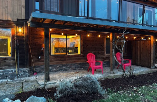 Regional District of Nanaimo House | Charming suite in Cedar (Nanaimo) w/wood burning fireplace & A/C. Pet friendly!