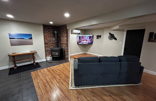 Regional District of Nanaimo House | Charming suite in Cedar (Nanaimo) w/wood burning fireplace & A/C. Pet friendly!