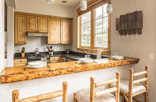 Big Sky House | Charming Townhome with Mountain Views, Wifi and Garage!