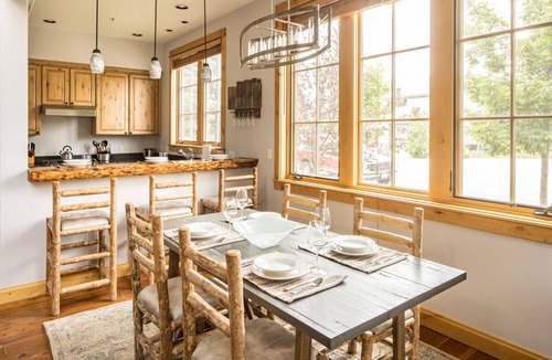 Big Sky House | Charming Townhome with Mountain Views, Wifi and Garage!