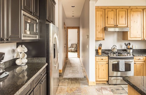 Big Sky House | Charming Townhome with Mountain Views, Wifi and Garage!