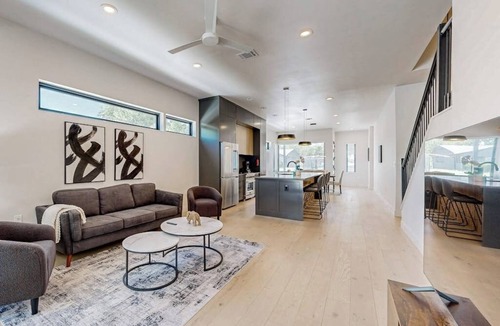 Highland House | Charming townhouse with W/D and enclosed backyard