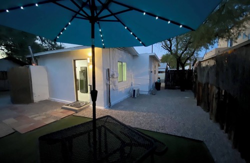 Feldman's House | Charming two bedroom bungalow blocks from U of A!