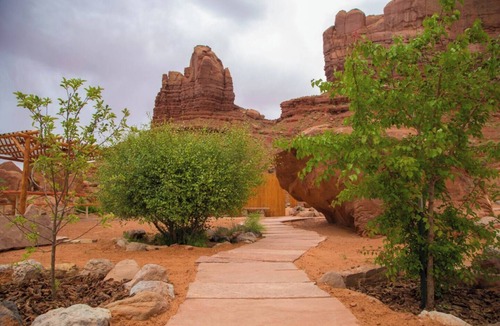 Monument Valley House | Charming Red Cliff Cabin in Monument Valley