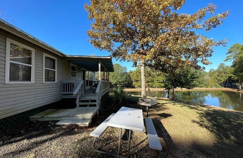 Zwolle Cabin | Charming Waterfront Cabin with Private Stocked Pond near Zwolle, Louisiana