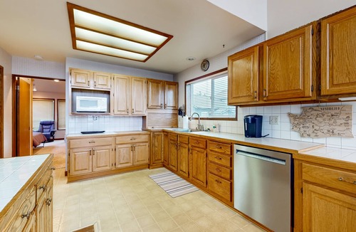 Bellingham Apartment | Charming waterfront cabin with expansive decks, and direct beach access