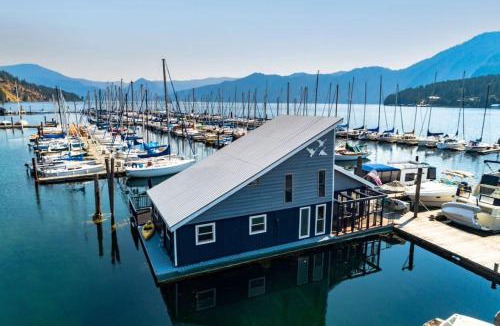 Bayview House | Charming Waterfront Float Home with Panoramic Lake Views