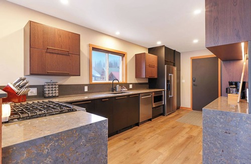 Courtenay Ski Chalet | Chateau Cona Upper -hot tub, sauna, ski in/ski out