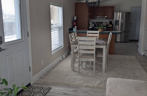Sheridan House | Cheerful 2 bedroom 2 bath home in Sheridan.