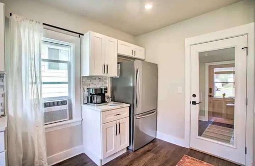 Northtown House | Cheerful 3 bedroom Villa with Backyard Oasis
