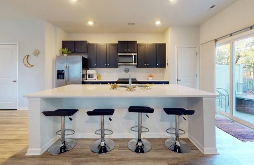Murraysville House | Cheerful, Trendy and Spacious Townhouse