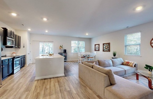 Murraysville House | Cheerful, Trendy and Spacious Townhouse