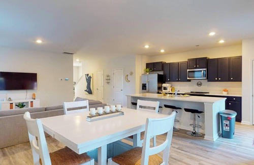 Murraysville House | Cheerful, Trendy and Spacious Townhouse