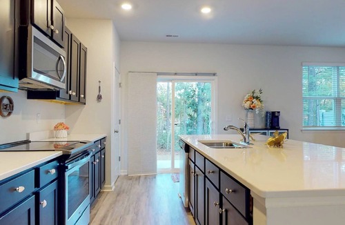 Murraysville House | Cheerful, Trendy and Spacious Townhouse