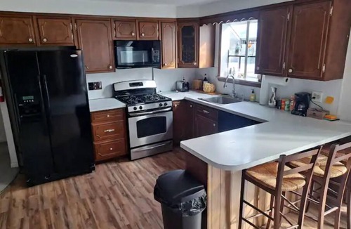 Pittston House | Cheerful two bedroom with a deck