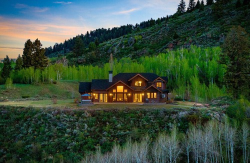 Ashton House | Cherry Butte Lodge| Hot Tub, Fire Pit, & Views