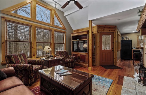New Plymouth Cabin | Cherry Ridge Retreat Still Waters - Hocking Hills Romantic Cabin with hot tub and fire place!