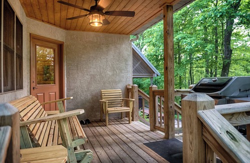 New Plymouth Cabin | Cherry Ridge Retreat Still Waters - Hocking Hills Romantic Cabin with hot tub and fire place!