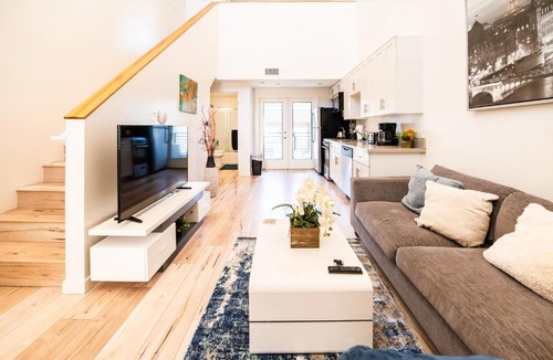 Wilshire Apartment | Chic 1-Bedroom Loft in Hollywood 10 Min From Downtown