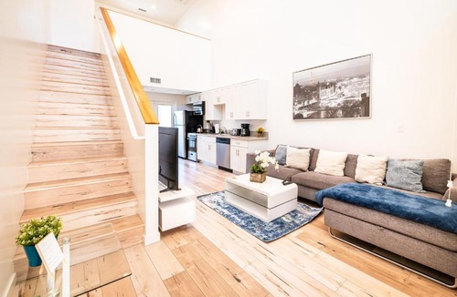 Wilshire Apartment | Chic 1-Bedroom Loft in Hollywood 10 Min From Downtown