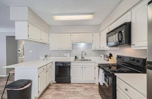 Brentwood Apartment | Chic 2B Getaway - 10min to DTWN - W/D, Pool, Prkg