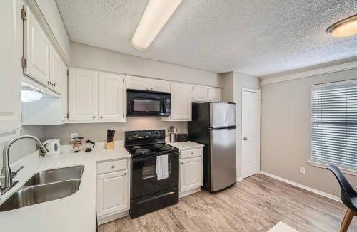 Brentwood Apartment | Chic 2B Getaway - 10min to DTWN - W/D, Pool, Prkg