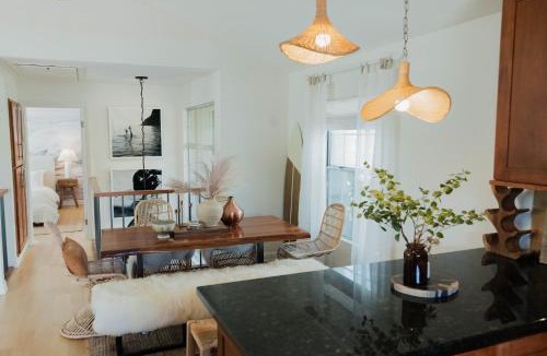 Crown Point House | Chic 3br Coastal Getaway Patio, Style & Comfort