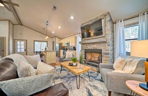 Hochatown Apartment | Chic Broken Bow Escape with Hot Tub and Fire Pit!
