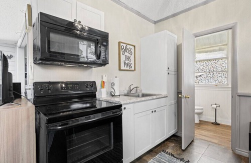 Austin Ave. Apartment | Chic Bungalow Waco TX