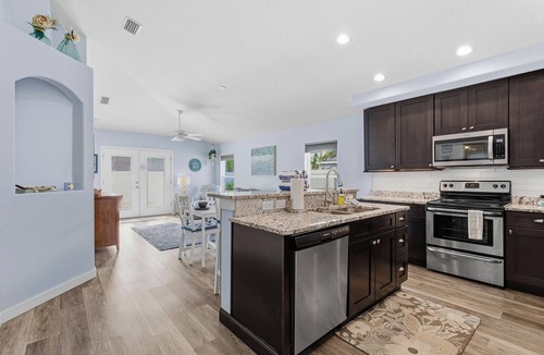 Ormond-by-the-Sea House | Chic Coastal Home w/Yard, Putting Green & Beach Gear