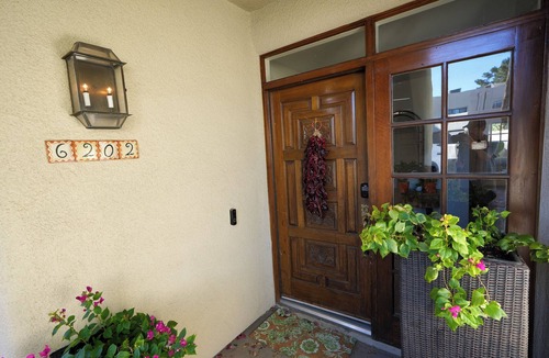 Biltmore Courts House | Chic & Cozy Modern 2-bed/2 bath Ground Floor Bungalow in exclusive Biltmore area