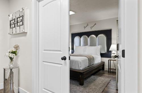 Caldwell House | Chic & Cozy Room, Unique Design, Shared Amenities Near CofI and Lake Lowell