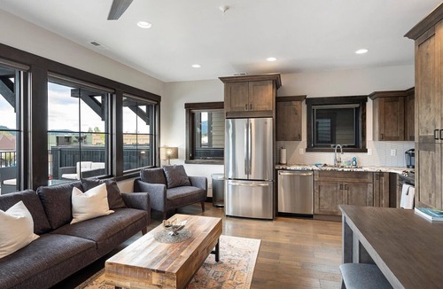 Whitefish Condo | Chic Downtown Whitefish Condo with Private Hot Tub