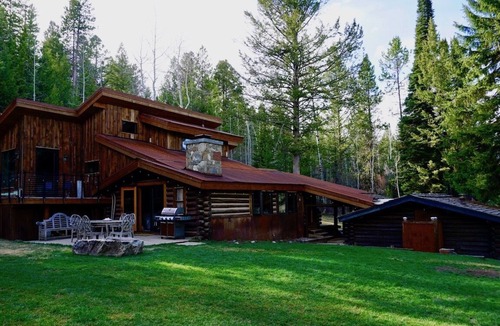 Wilson House | Chic luxurious Log cabin minutes from Jackson Hole ski resort and GTNP