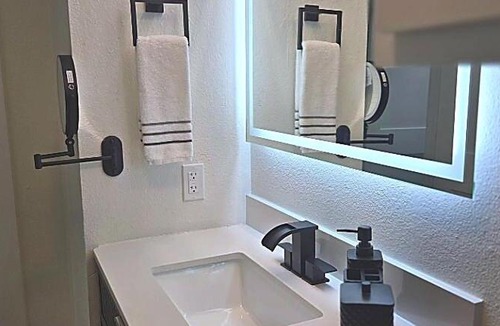 Dallas Apartment | Chic Luxury Getaway - 3 min to Love Field