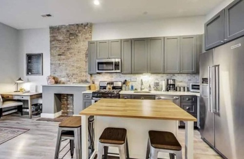 Tri-Taylor Apartment | Chic Med district 2Bd/2Ba/Garage