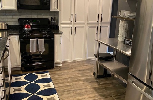 Shaw Apartment | Chic Modern Retreat With Complimentary Parking