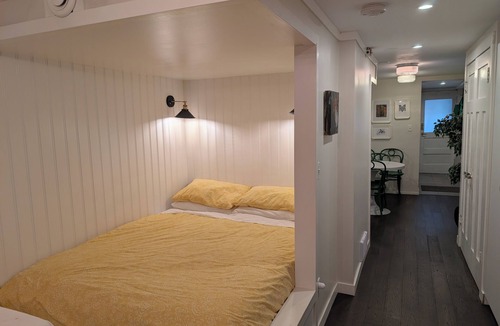 Riley Park Apartment | Chic Studio suite on Main St.: Explore Vancouver's vibrant culture & cuisine!